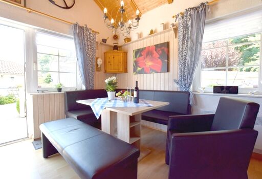 leckere Speisen genießen ( mit Blick in den Garten) 