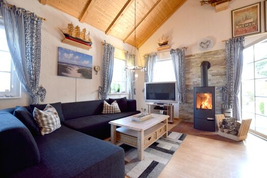 Das Wohnzimmer mit Blick in den Garten