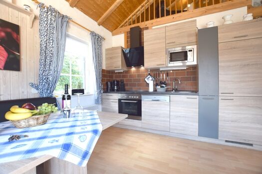 die voll ausgestattete Küche 