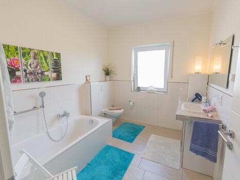 Großes Fenster-Bad - mit Badewanne und Dusche