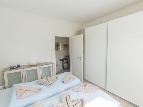 Großer Kleiderschrank im Schlafraum zwei