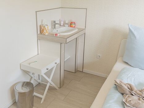 Detail im Schlafzimmer eins - der eigene Waschplatz