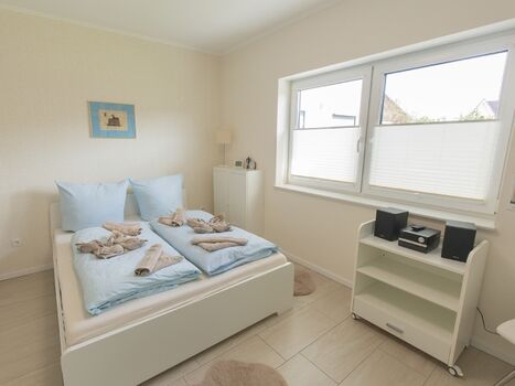 Schlafzimmer eins - kompletter Plissee-Sichtschutz