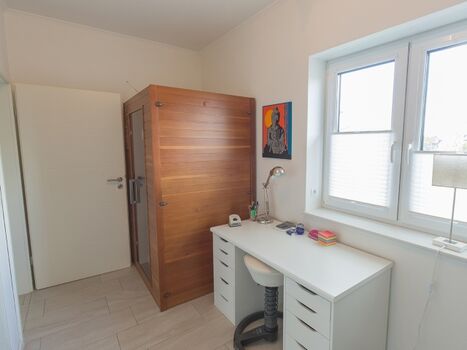 Zimmer mit Schreibtisch und 1-Personen-Sauna