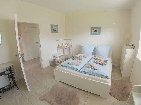 Erstes Schlafzimmer - mit 180x200-Bett