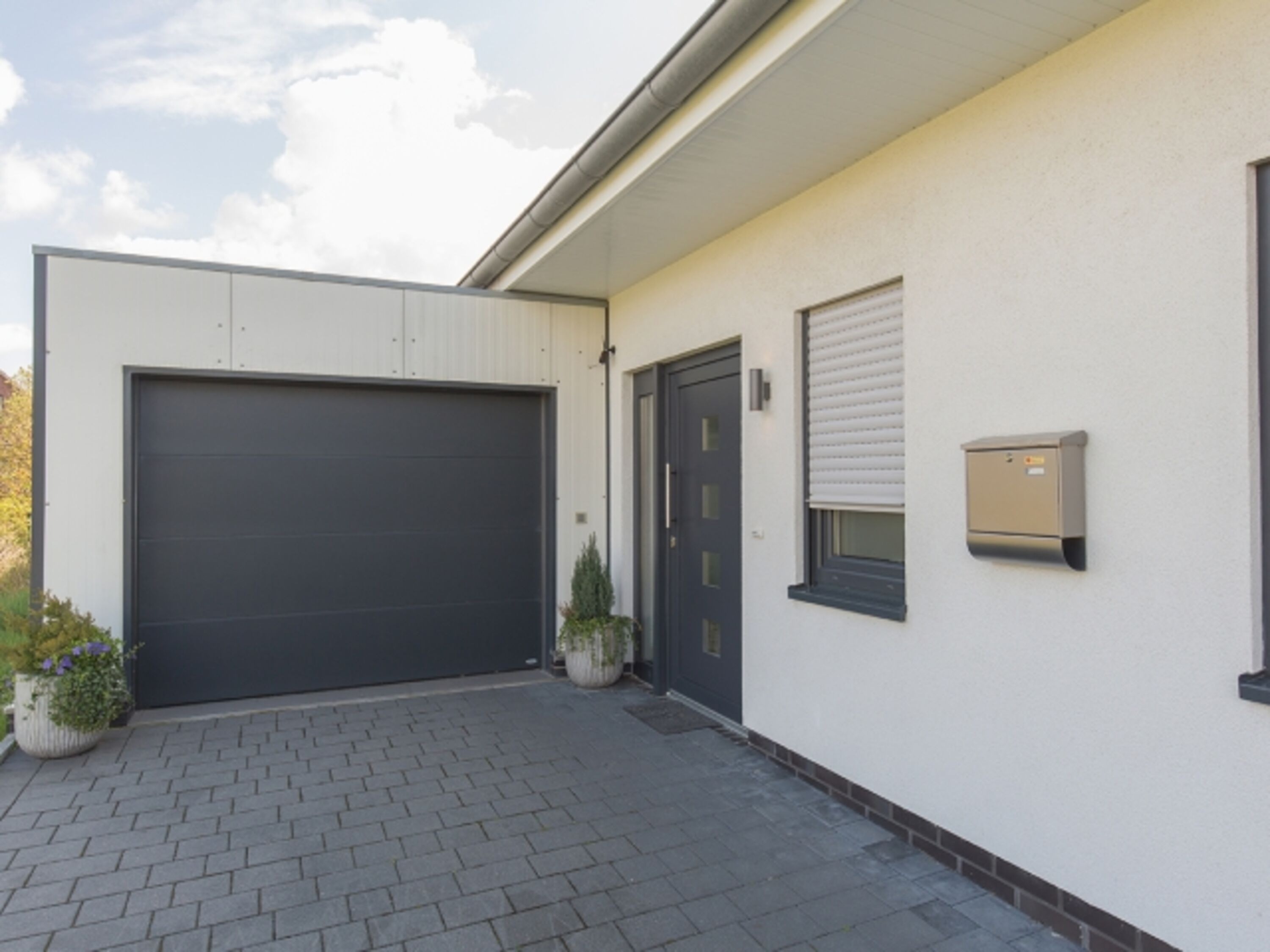 Eingangsbereich - genügend Parkfläche und Garage