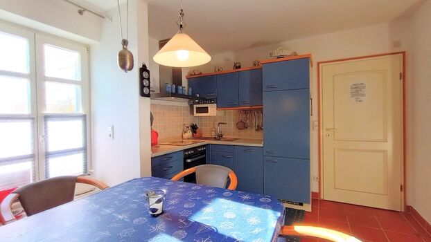 Die gut ausgestattete Küche hinter dem Essplatz