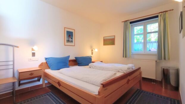 Das Schlafzimmer mit Massivholz-Bett