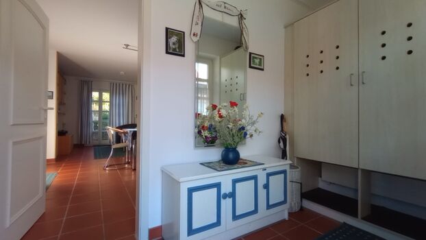 Der Eingangsbereich, im Hintergrund der Wohnraum