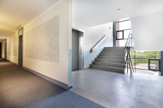Flur und Treppenhaus des Appartementhauses