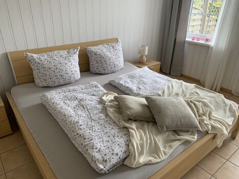 Schlafzimmer mit Blick in den Garten