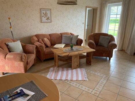 Gemütliche Sitzecke und Blick in den Garten