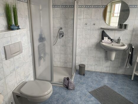 Das Badezimmer ist hell und geräumig.