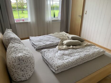 Das Schlafzimmer ist hell und geräumig