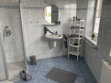 Das große Duschbad mit Tageslichtfenster