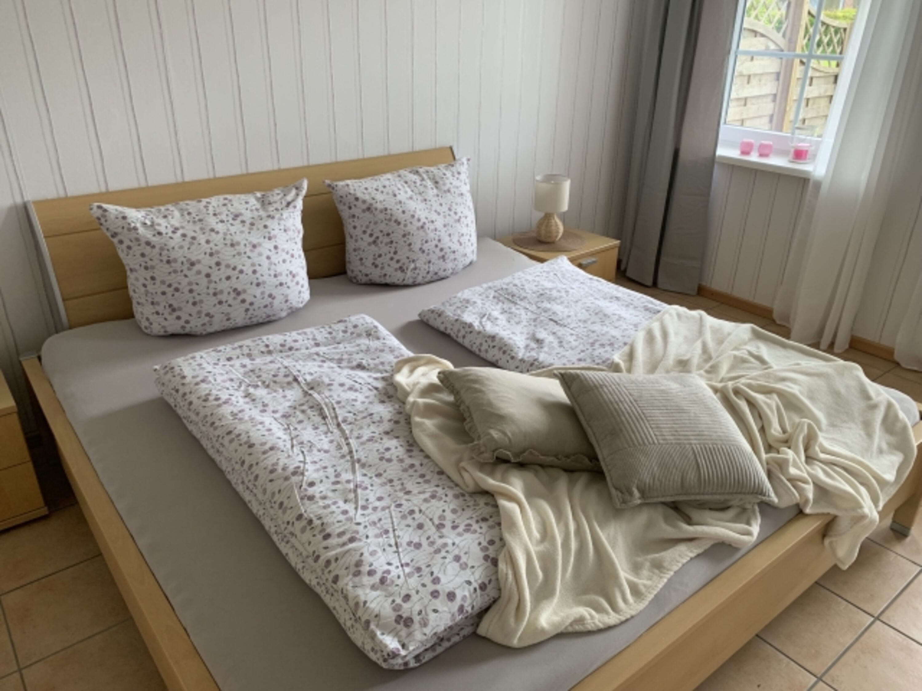 Schlafzimmer mit Blick in den Garten