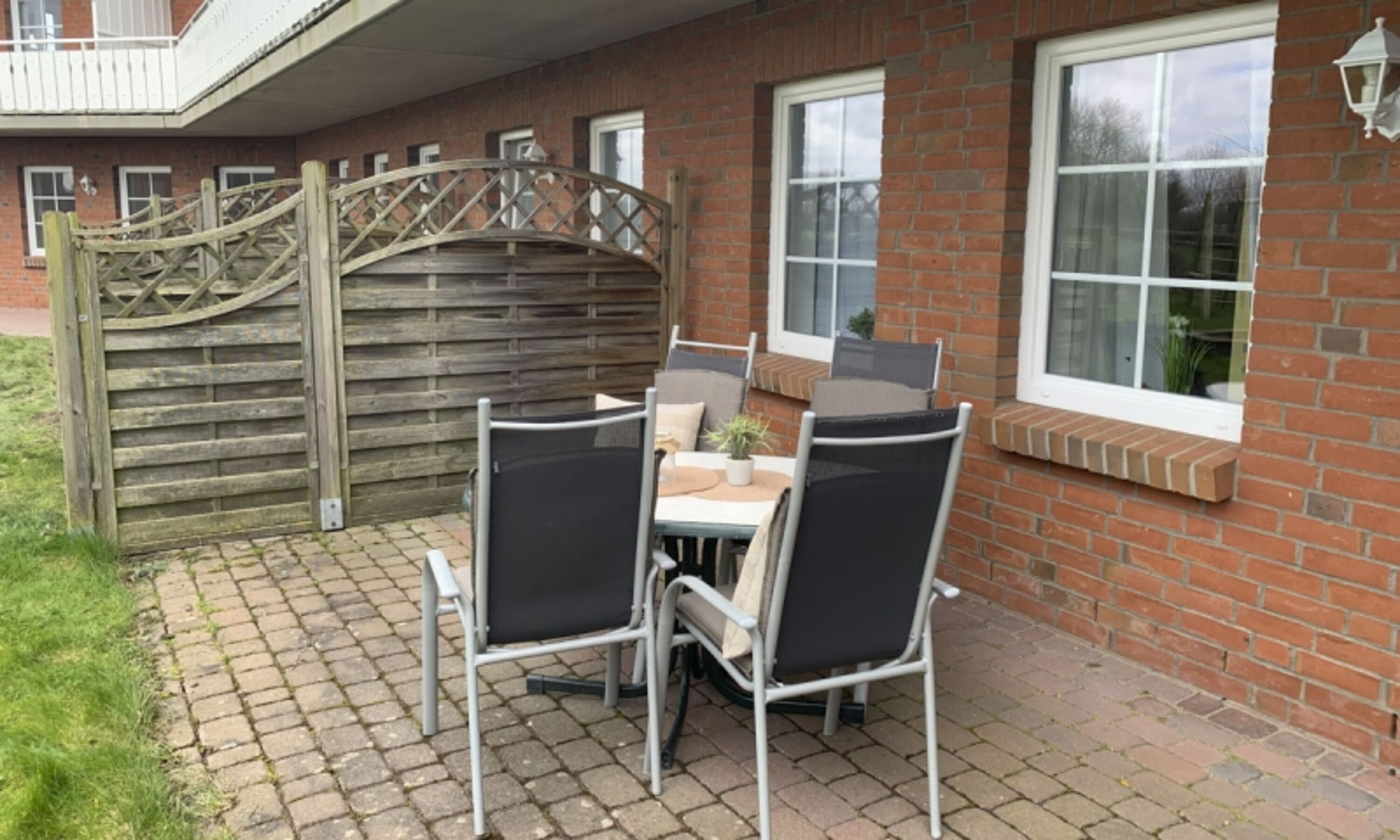 Der Terrassenplatz mit eigenen Grill.