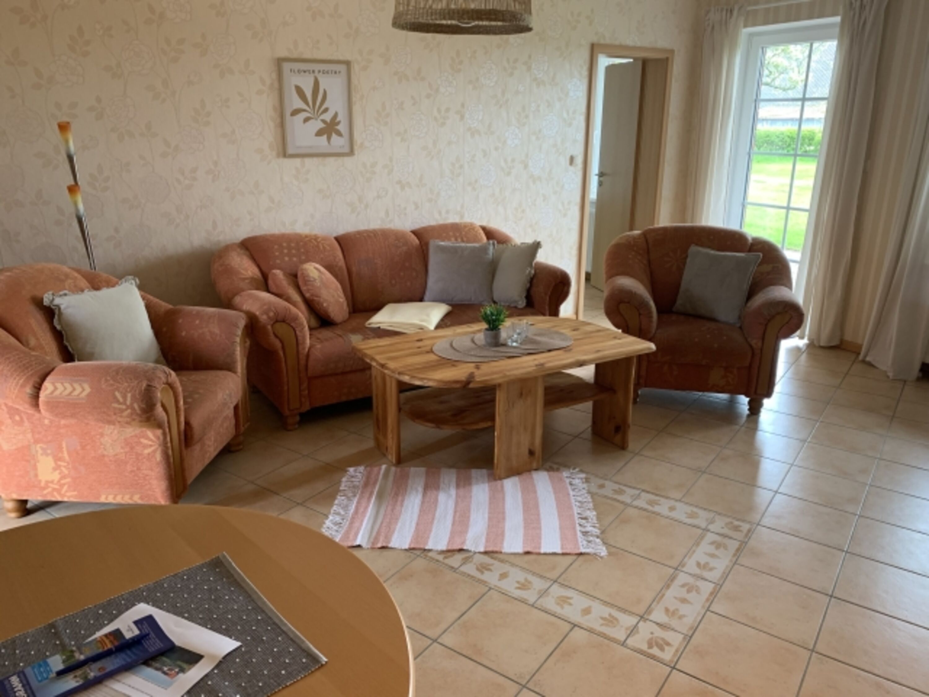 Gemütliche Sitzecke und Blick in den Garten