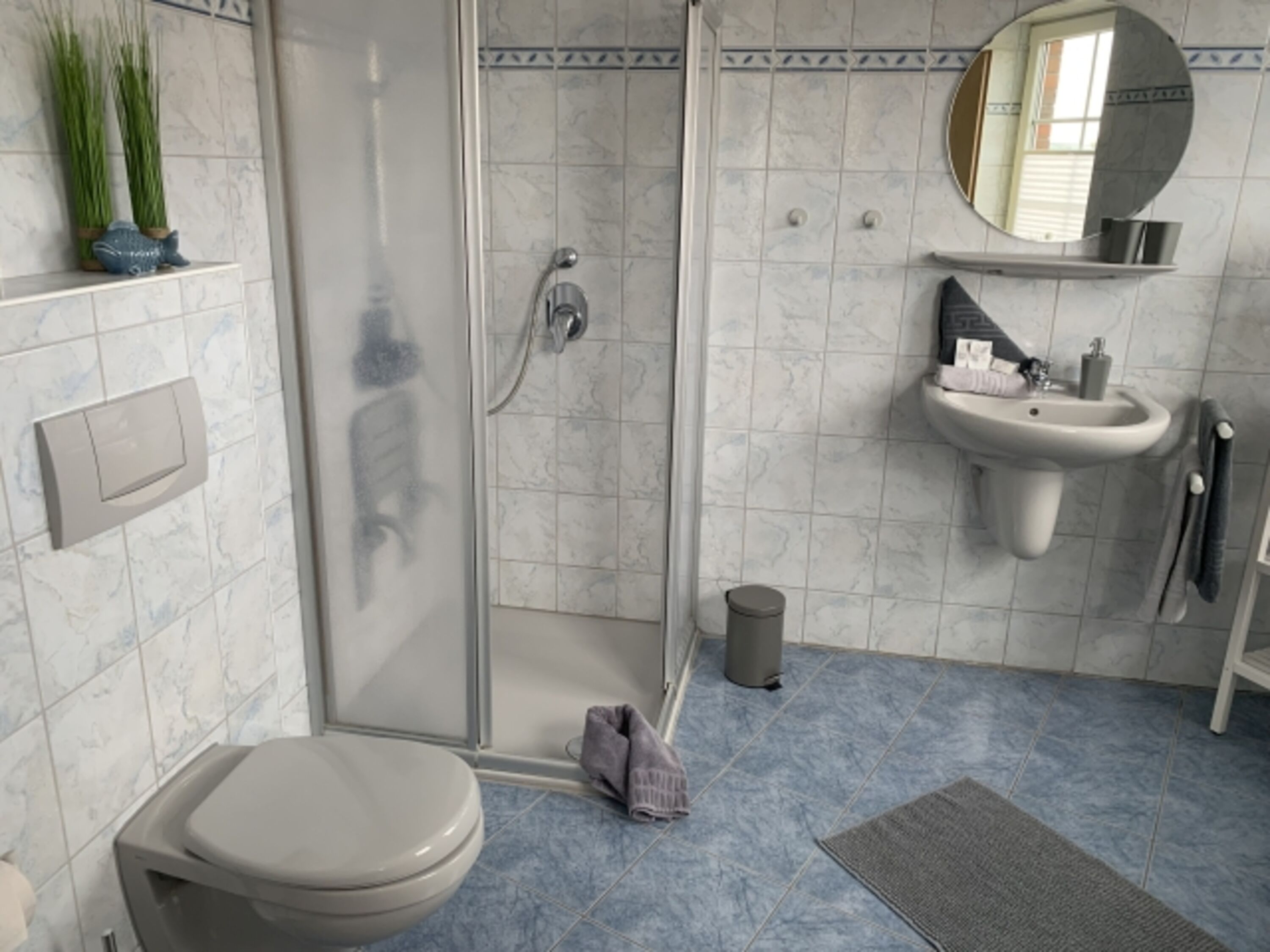 Das Badezimmer ist hell und geräumig.