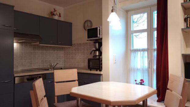 Der Essplatz am Giebelfenster, im Hintergrund die gut ausgestattete Küche