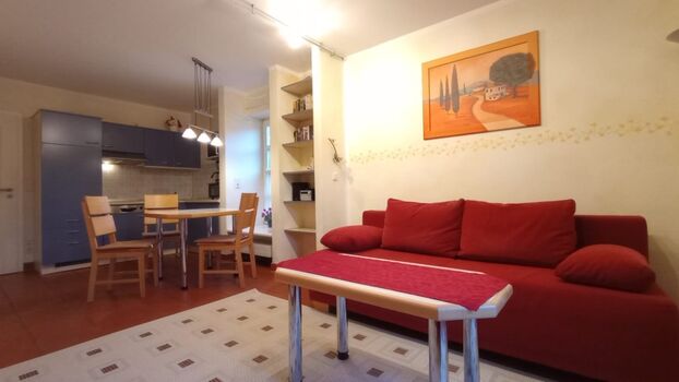 Blick durch den Wohnraum Richtung Küche