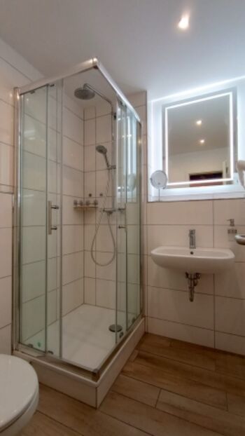 Das neu renovierte, helle Bad