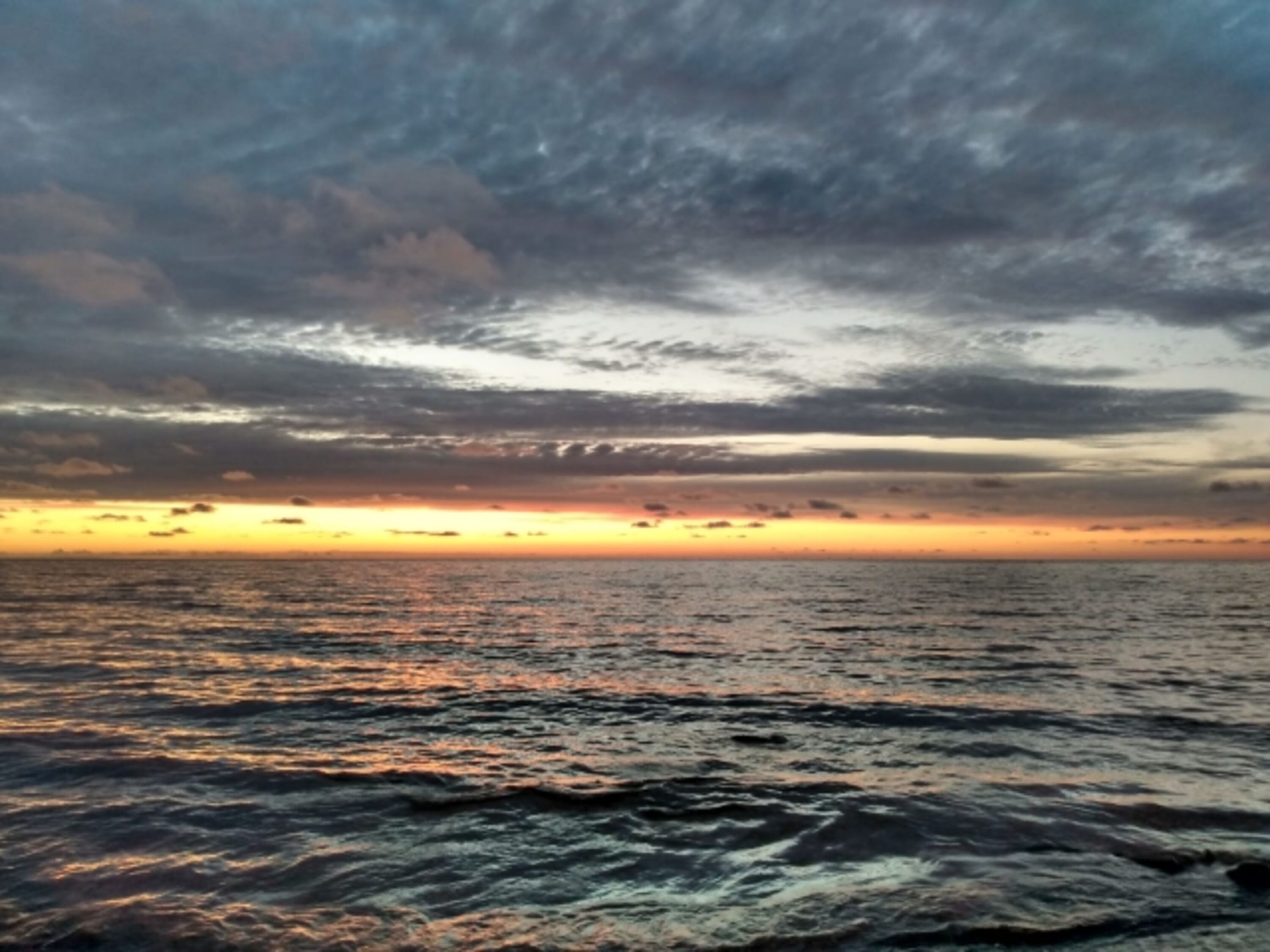 Sonnenuntergang überm Meer beim Feriendorf