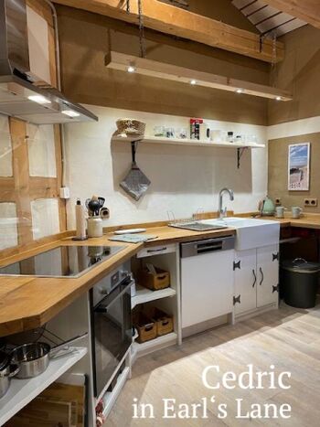 Moderne helle Küche mit Eichenholz und Lehm - außergewöhnliche Ferienwohnung im Harz im Cottage