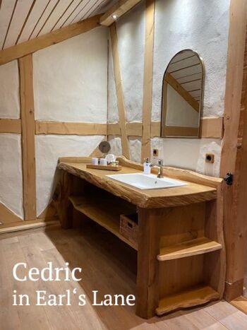 Modernes helles Badezimmer mit Eichenholz Waschtisch und Lehm-Fachwerk