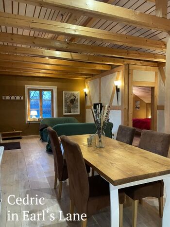 Moderne helle Landhaus Einrichtung mit Holzmöbeln und Lehmfachwerk