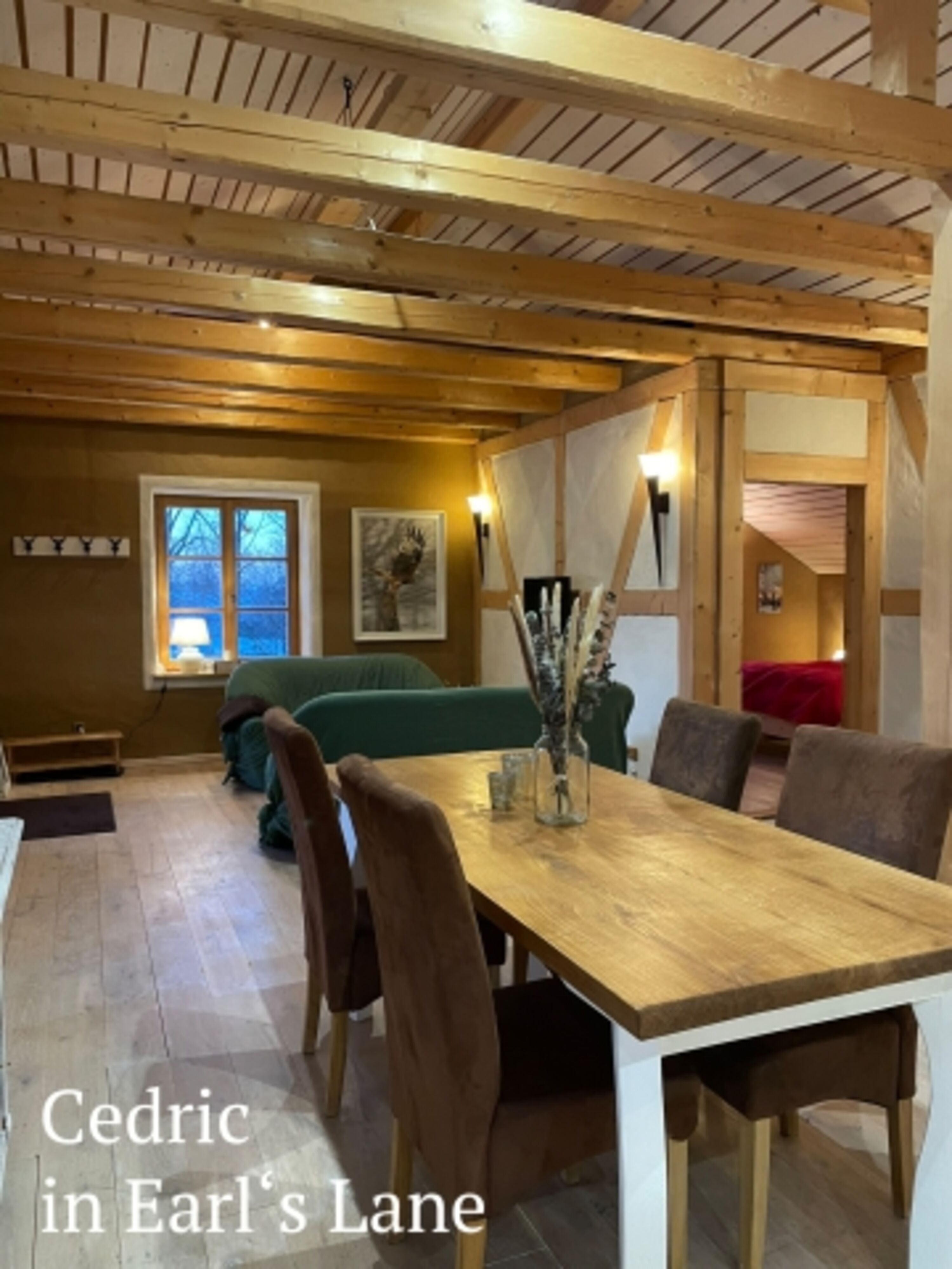 Moderne helle Landhaus Einrichtung mit Holzmöbeln und Lehmfachwerk