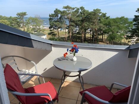 Der möblierte Balkon mit Meerblick.