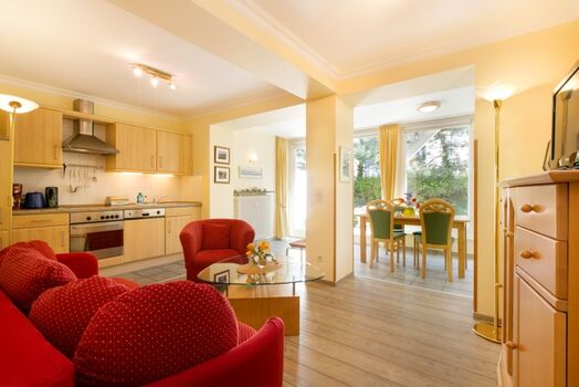 Das Wohnzimmer mit Blick zur Küchenzeile.