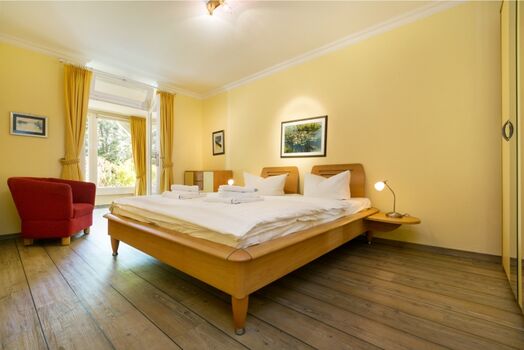 Das Schlafzimmer mit Durchgang zum WIntergarten.