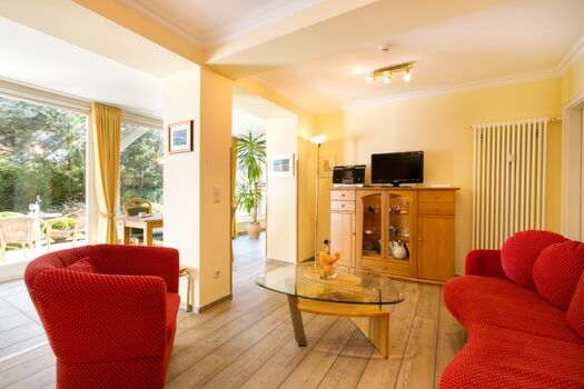 Das Wohnzimmer mit Blick zum Wintergarten und TV.