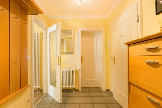 Großer Flur mit Garderobe.