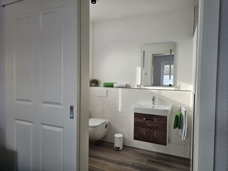 Bad Erdgeschoss mit Dusche