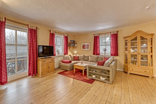 Wohnraum mit Zugang zum großen Balkon