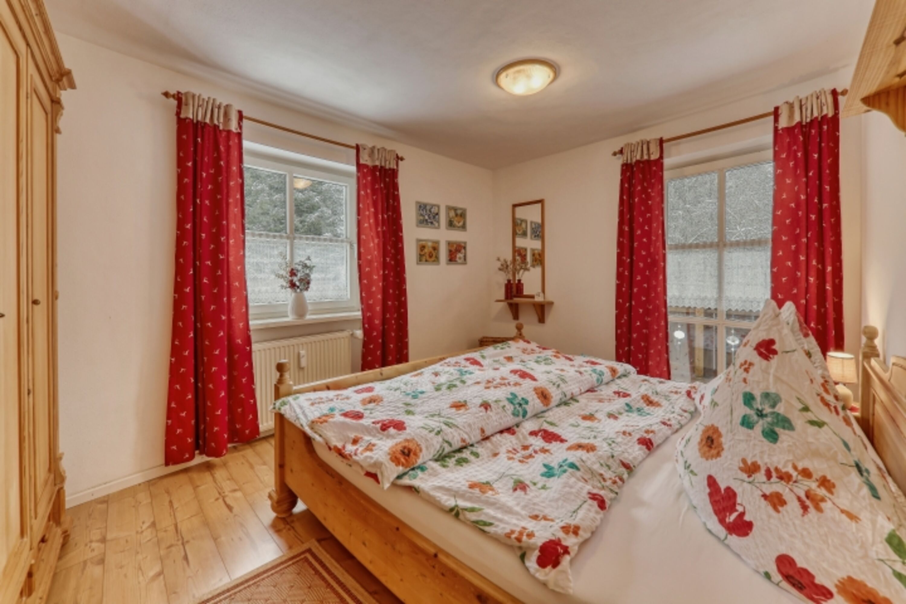 Schlafzimmer mit Balkontüre