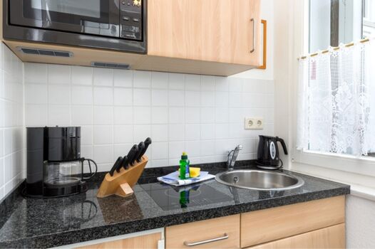 Küchenzeile mit Mikrowelle