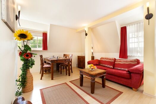 Das Wohnzimmer mit Eßbereich.