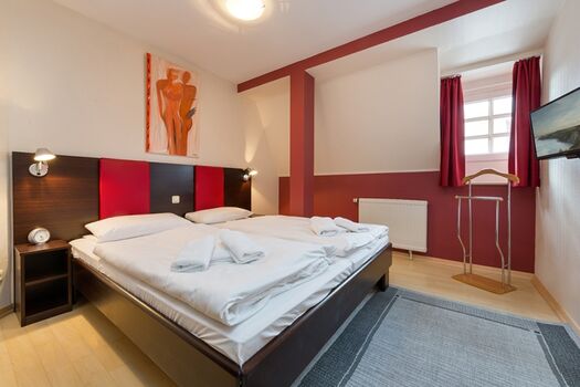 Das Schlafzimmer mit Doppelbett ...