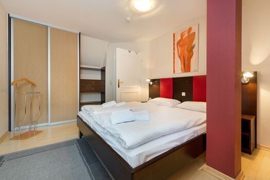 ... und großem Kleiderschrank.