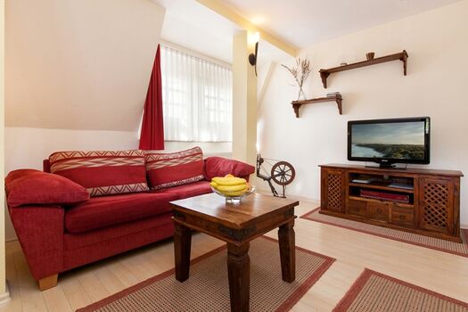 Der Wohnbereich (Couch mit Schlaffunktion).