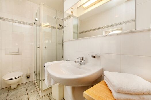 Das Bad mit Echtglasdusche.