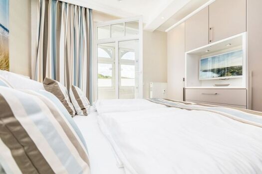 1. Schlafzimmer_TV_Kleiderschrank