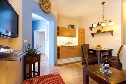 Wohnzimmer mit Blick zur Küchenzeile.