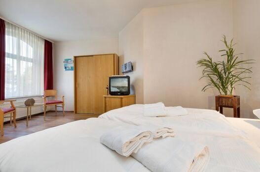 .. sowie mit Doppelbett und Kleiderschrank.