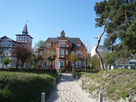Die Villa Glückspilz am Strand von Binz.