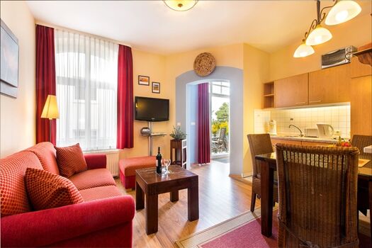 Wohnzimmer mit Blick Richtung Balkon.